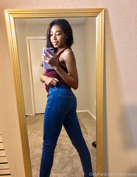 aprilraeee onlyfans ass