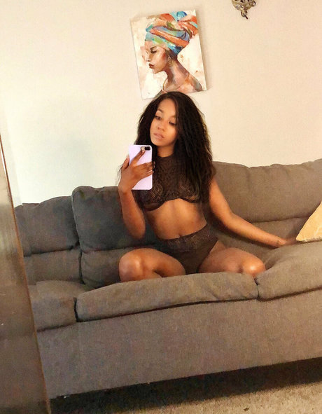 aprilraeee onlyfans star