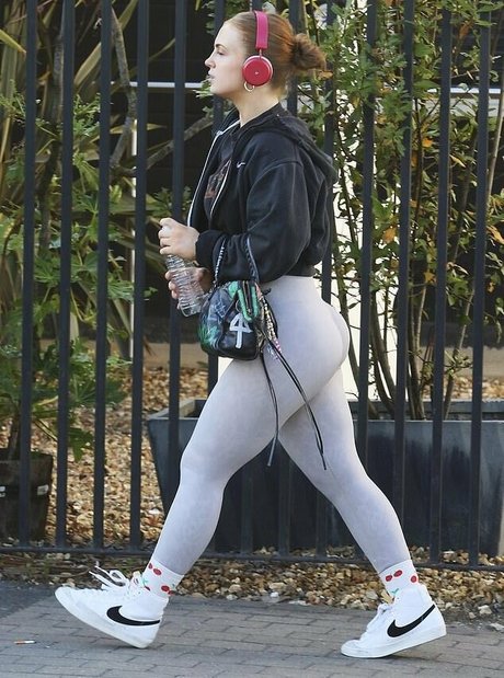 Maisie Smith onlyfans free