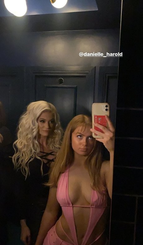 Maisie Smith onlyfans lesk