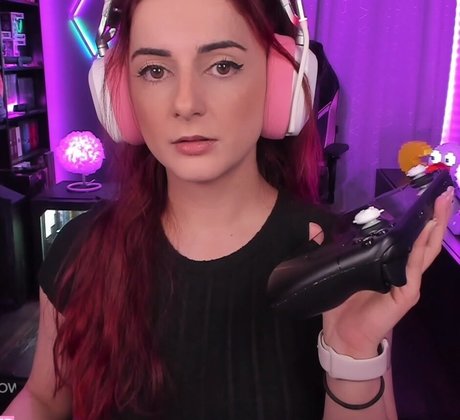 AnnieFuchsia onlyfans leak free