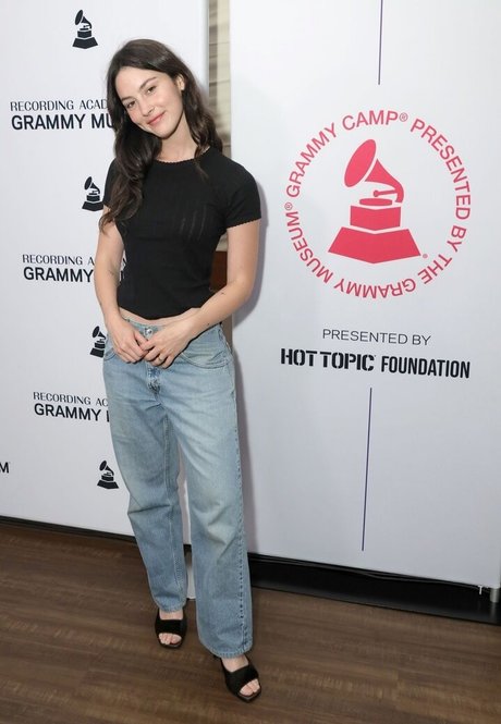 Gracie Abrams onlyfans model photo