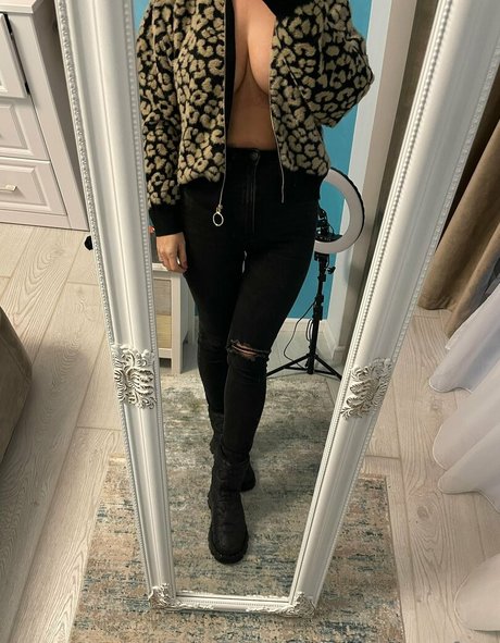 ella mommy onlyfans model photo