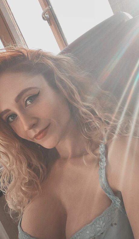 Janet Devlin onlyfans model