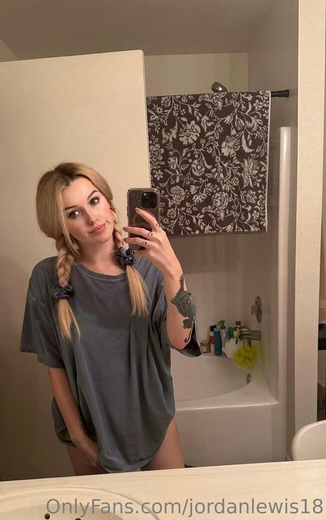 jordanlewis18 onlyfans naked pics