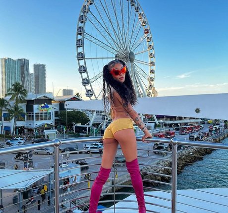 pawg thick onlyfans top candids