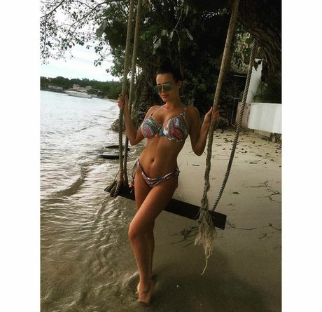 Elle Faye onlyfans nude leak