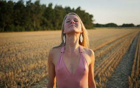 Alexandra Wennmacher onlyfans striptease