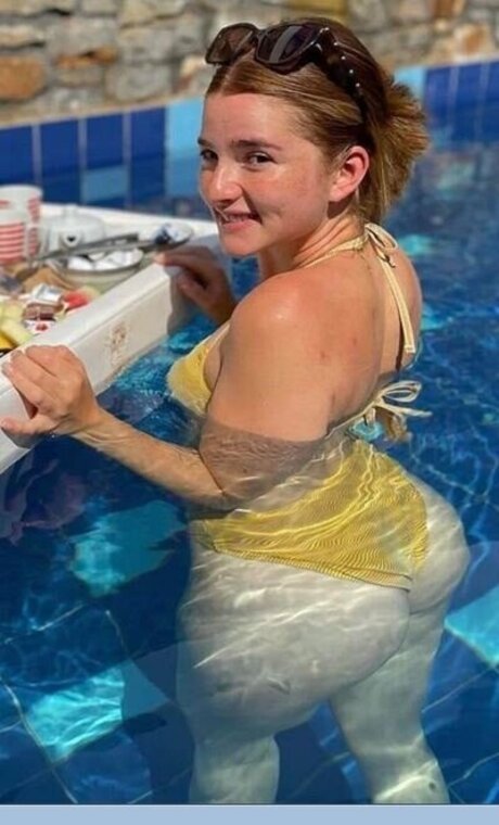 Julia Schulze topless onlyfans