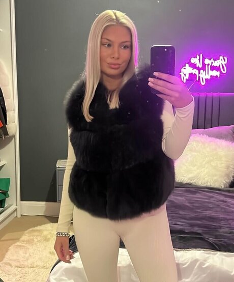 mollymercedes onlyfans leaked pics