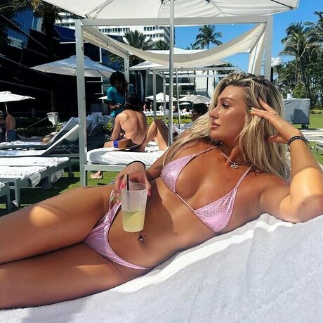 Izzi Dame nude onlyfans leak