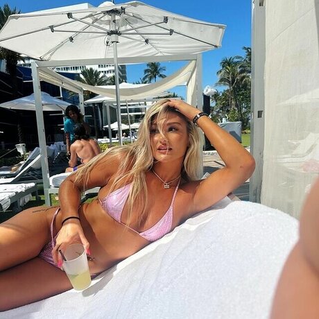 Izzi Dame onlyfans strip