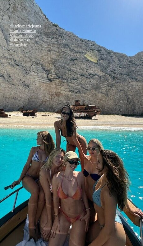 Mrs Bella onlyfans tits