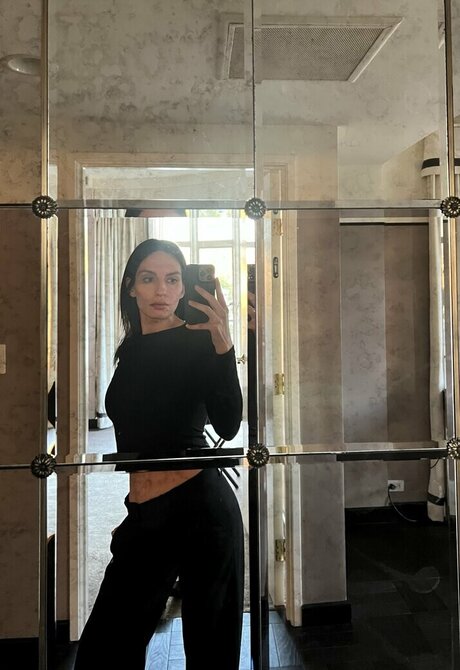 Anna Khachiyan onlyfans striptease