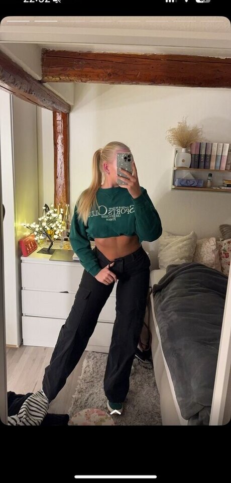 Lara Charlottee nude leaks onlyfans