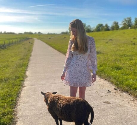 Nadine von relaxASMR sexy onlyfans