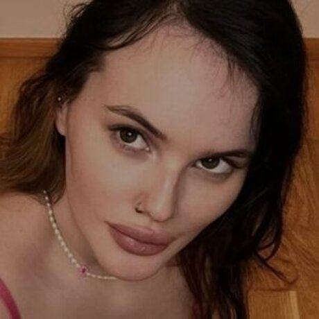 Mona peaches onlyfans model