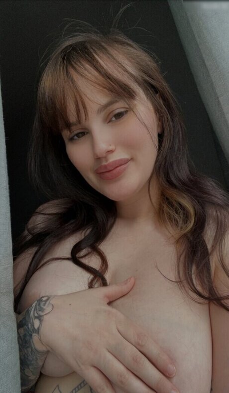 Mona peaches onlyfans model