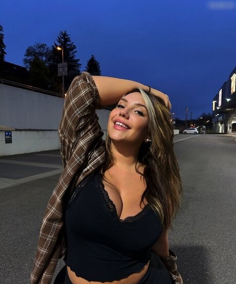 Lara Marie v__ onlyfans posts