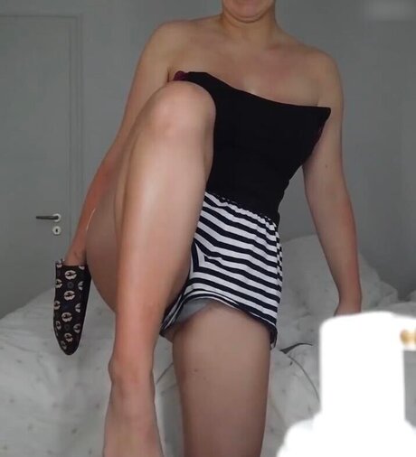 KellyMissesvlog onlyfans nude content