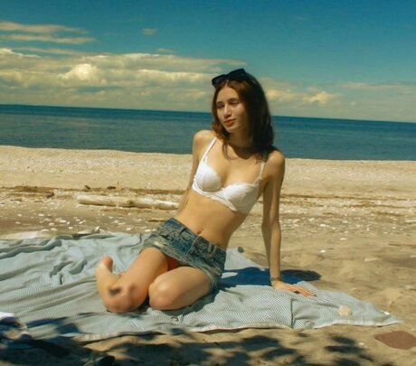 Emilykr0pp onlyfans explicit content