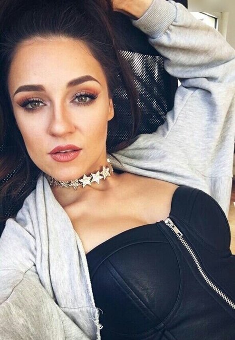 Regina Hixt onlyfans images