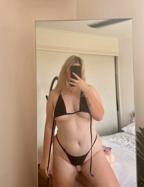 yourfavouritebrunette18 feet onlyfans