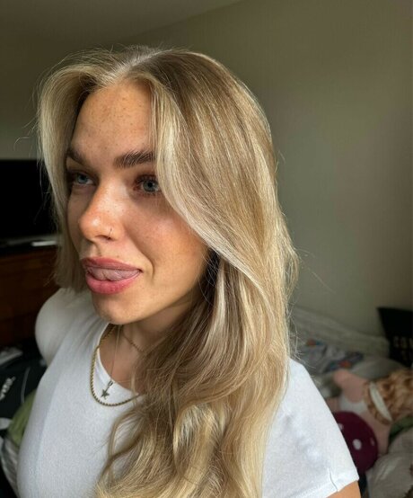 Izzy Swin naked onlyfans leaked