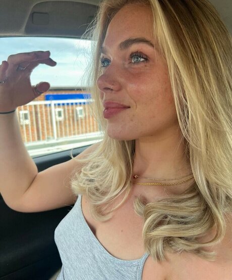 Izzy Swin naked onlyfans leak