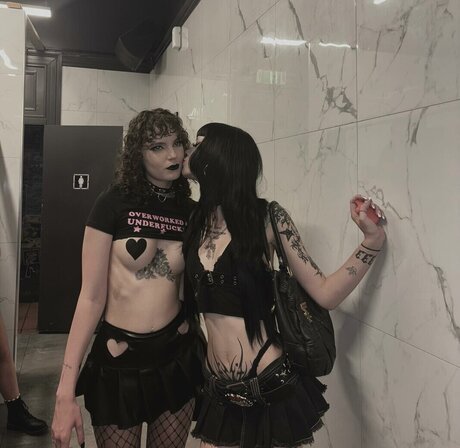 livindeadyaz naked onlyfans leak