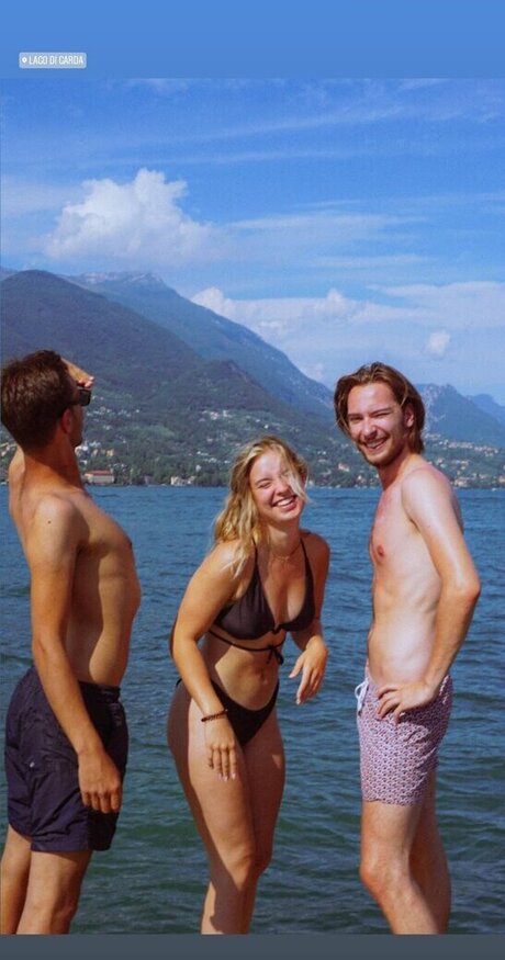 vicky2203 onlyfans ass