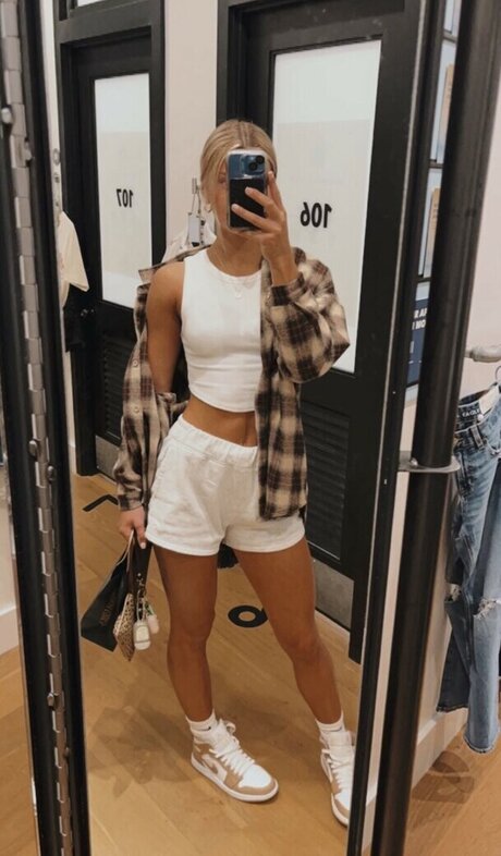 Lauren Creon onlyfans model photo