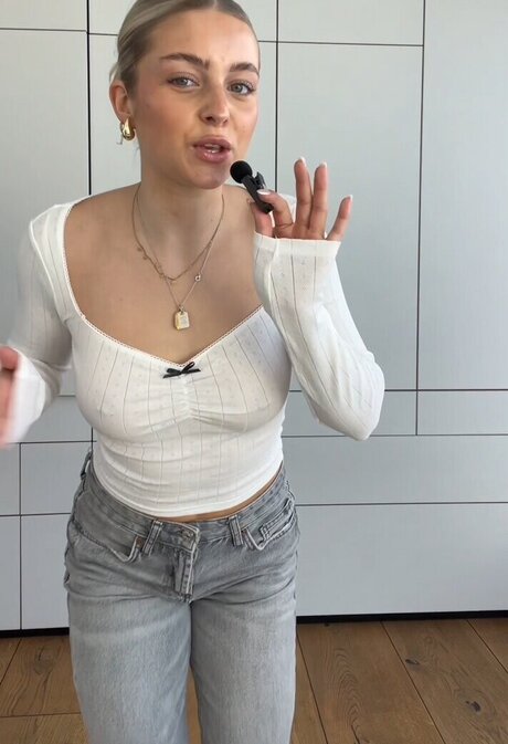 Lea Breuer onlyfans strip