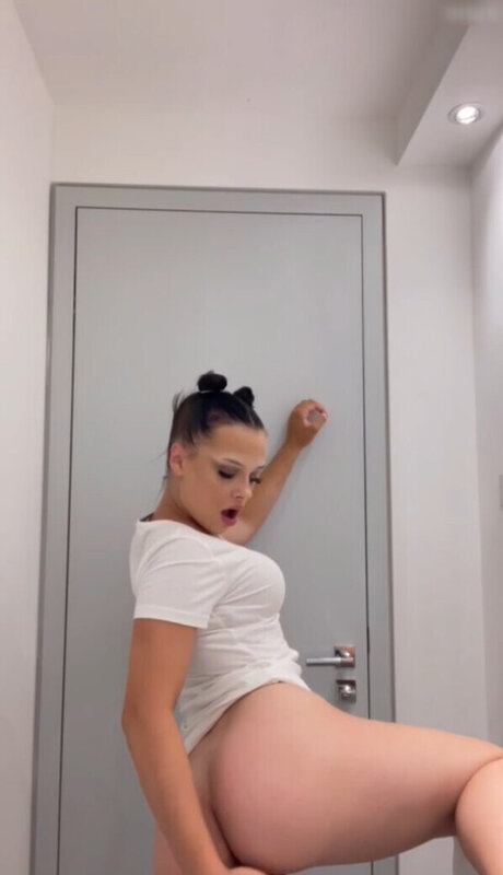 Lara Bttn onlyfans leaks.