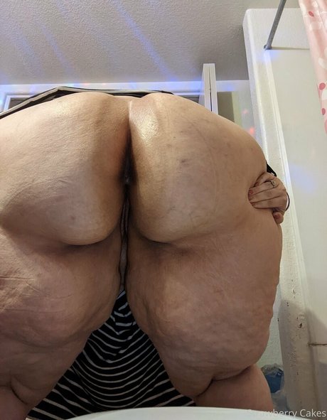 strawberry cakes onlyfans model