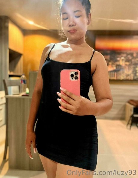 luzy93 onlyfans model