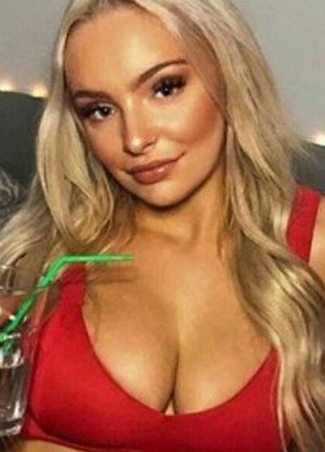 Emily Hewertson naked onlyfans