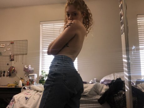 siracha nude onlyfans