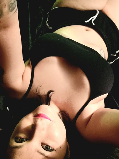 Lilith Lowe onlyfans tits