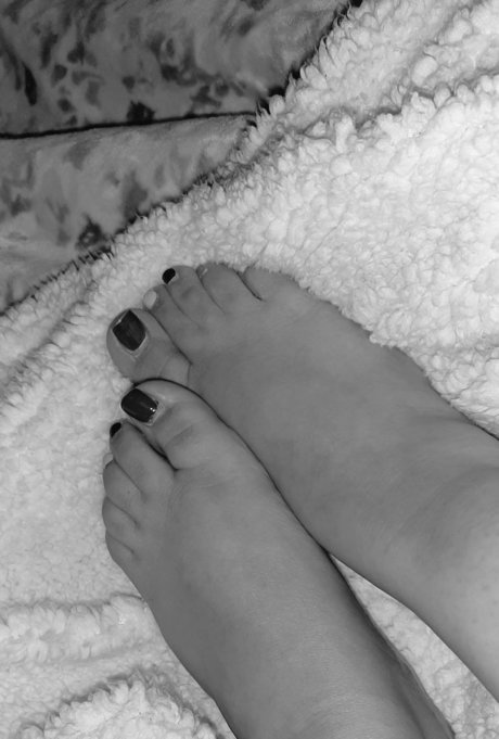 Lucia Grey Barefoot onlyfans model images