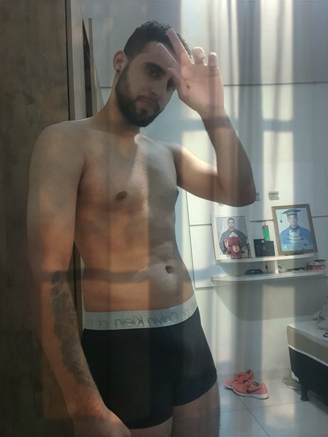 Lucas Ara jo topless onlyfans