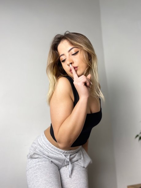 Georgi Free onlyfans striptease