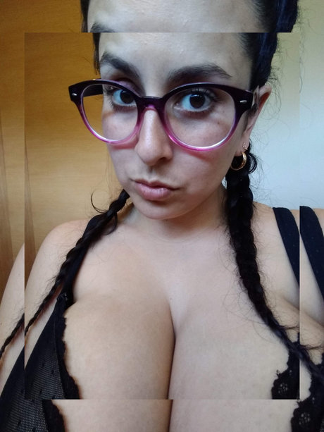 MielDeMel naked onlyfans leaks