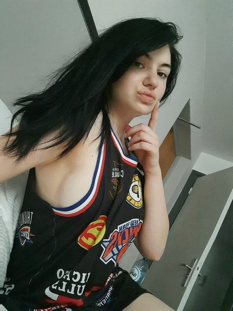 Mia Kralj onlyfans porn leaked