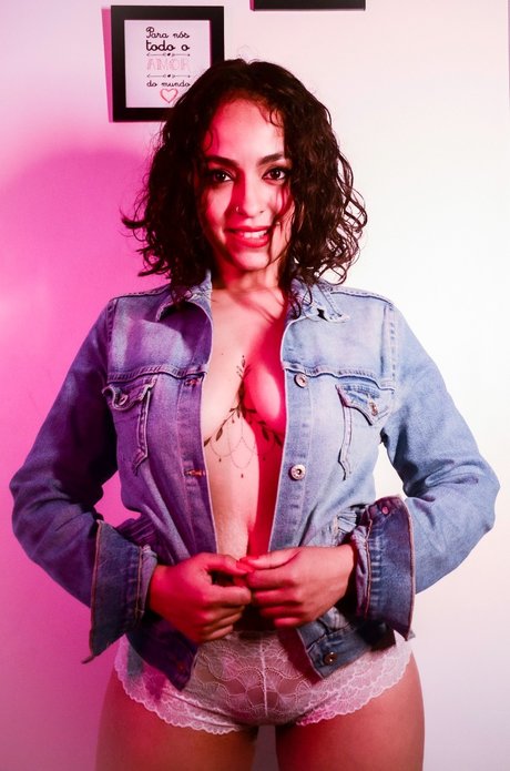 Milena Ribeiro onlyfans striptease