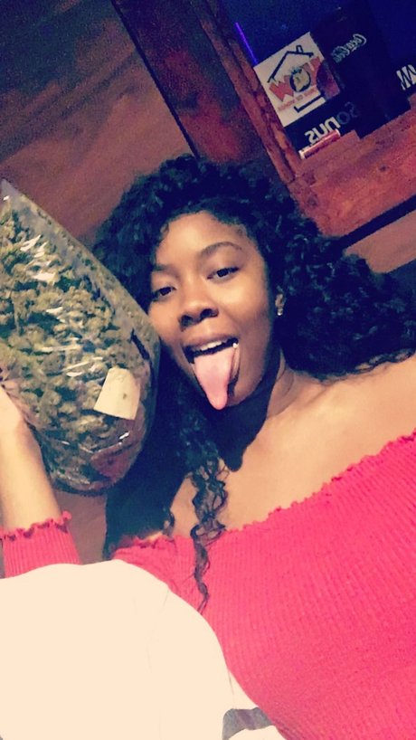 HoneyBun onlyfans naked