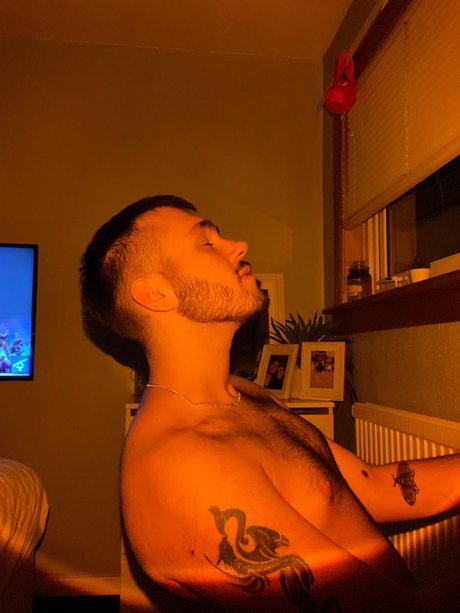 Naughty Tom onlyfans strip tease