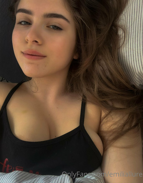 Emiliallure onlyfans model photo