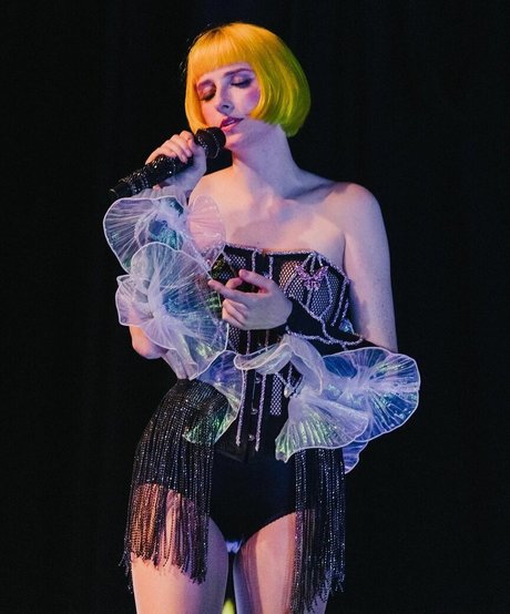 Tessa Violet naked onlyfans leak