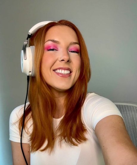 bisexual male onlyfans sexy selfie